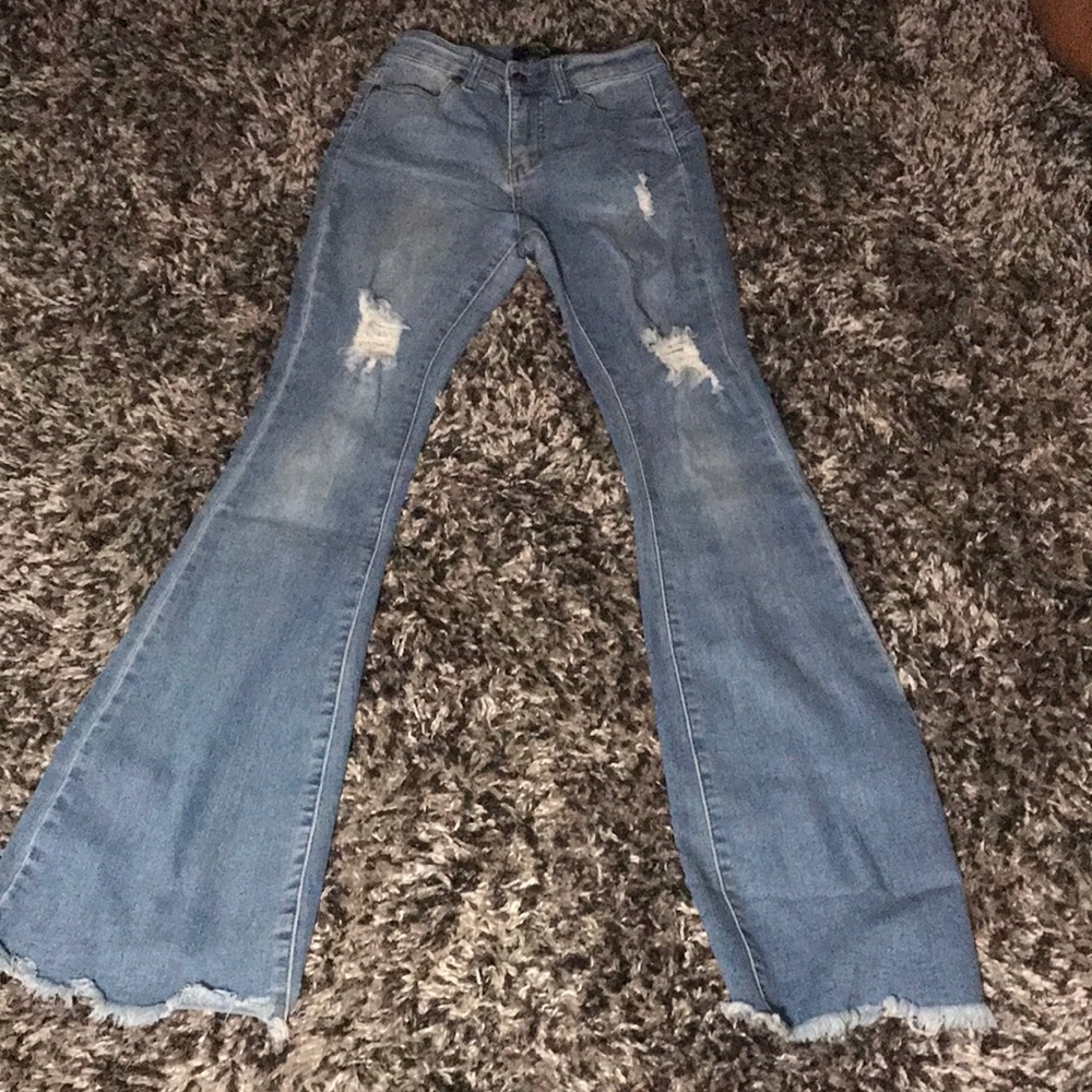 Used ONLY 4 times!! Cute to go to bailes, party’s etc,cute with a cropped shirt!